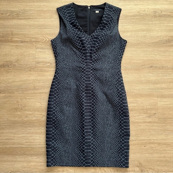 Tommy Hilfiger Sleeveless Sheath Dress Snakeskin Print V-Neck Lined Zip Size 6 - Picture 2 of 11